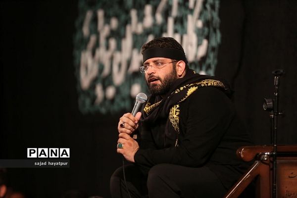 این حسین کیست که عالم همه دیوانه اوست ...