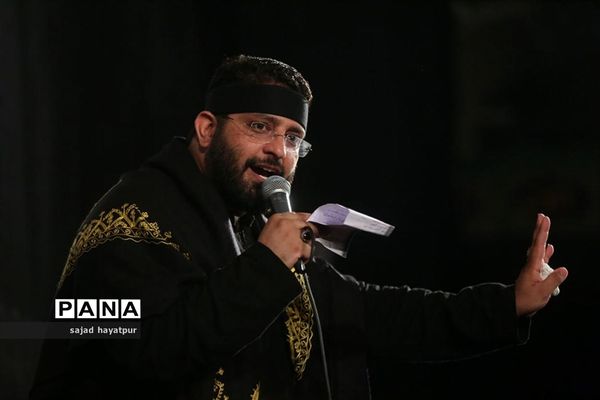 این حسین کیست که عالم همه دیوانه اوست ...