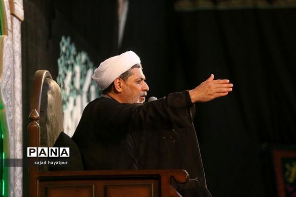 این حسین کیست که عالم همه دیوانه اوست ...