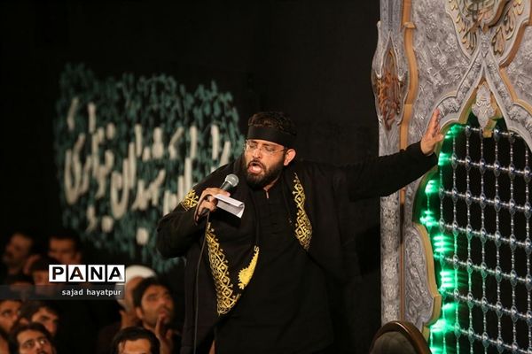 این حسین کیست که عالم همه دیوانه اوست ...