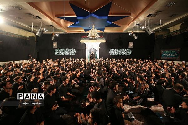 این حسین کیست که عالم همه دیوانه اوست ...