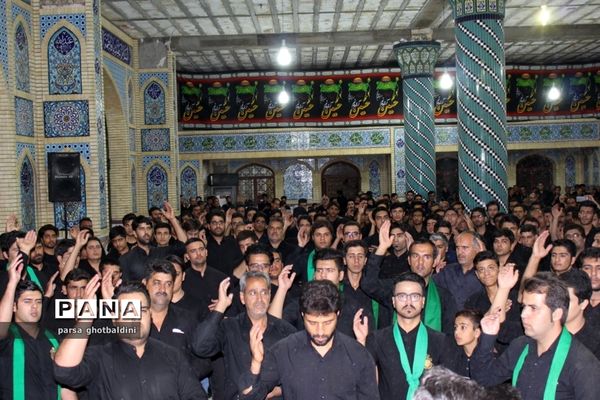 مراسم سینه زنی و زنجیر زنی در حسینیه فاطمیه