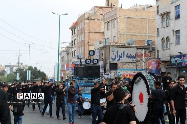 عزاداری مردم شهرستان بهارستان در تاسوعای حسینی