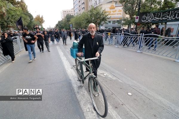 مراسم ظهر عاشورا در مشهد مقدس