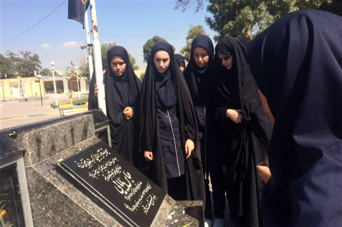 بازدید دانش آموزان دبیرستان  فاطمیه هلال احمر  از موزه شهدای استان قزوین