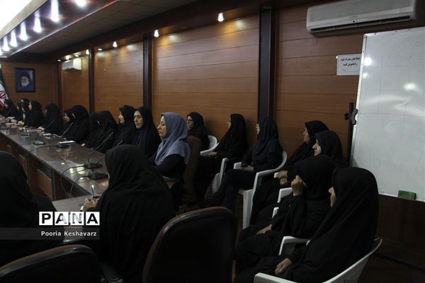 دیدار مدیرکل آموزش و پرورش فارس  با بانوان شاغل  این اداره