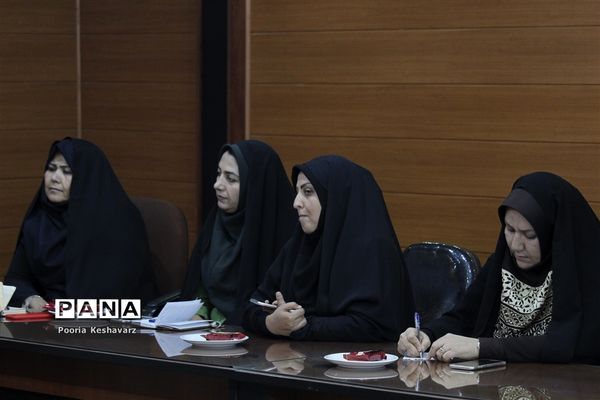 دیدار مدیرکل آموزش و پرورش فارس  با بانوان شاغل  این اداره