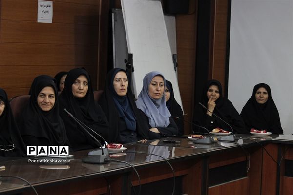 دیدار مدیرکل آموزش و پرورش فارس  با بانوان شاغل  این اداره