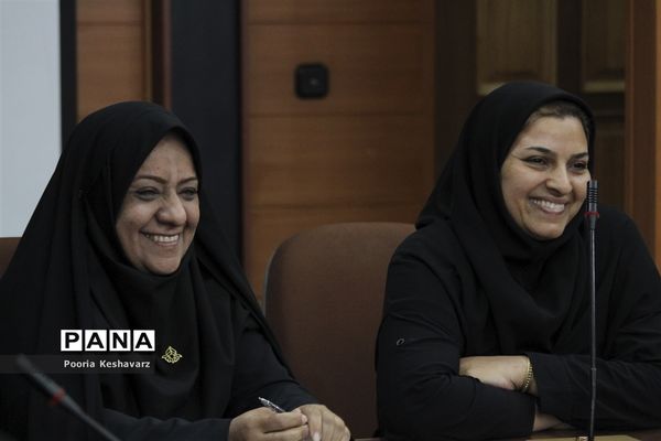 دیدار مدیرکل آموزش و پرورش فارس  با بانوان شاغل  این اداره