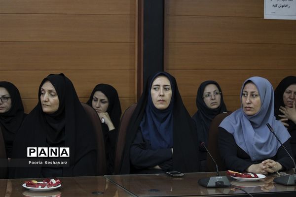 دیدار مدیرکل آموزش و پرورش فارس  با بانوان شاغل  این اداره