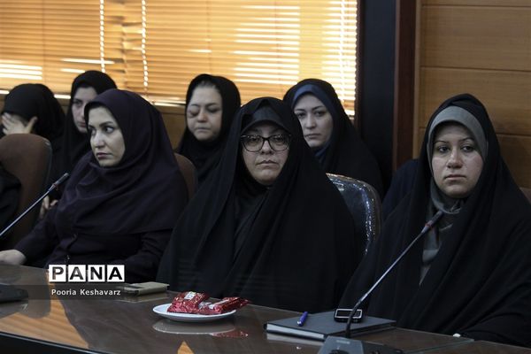 دیدار مدیرکل آموزش و پرورش فارس  با بانوان شاغل  این اداره