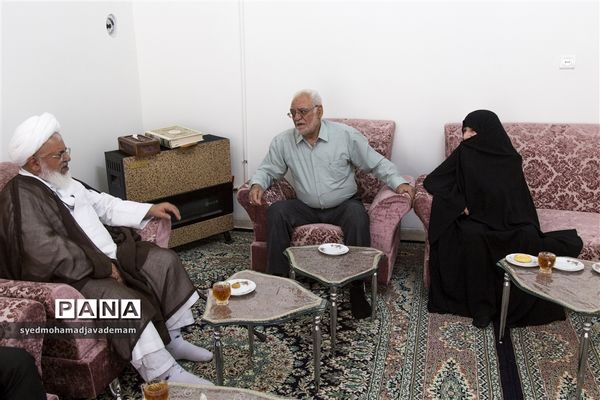 دیدار مسئولان استان یزد با خانواده های شهدا