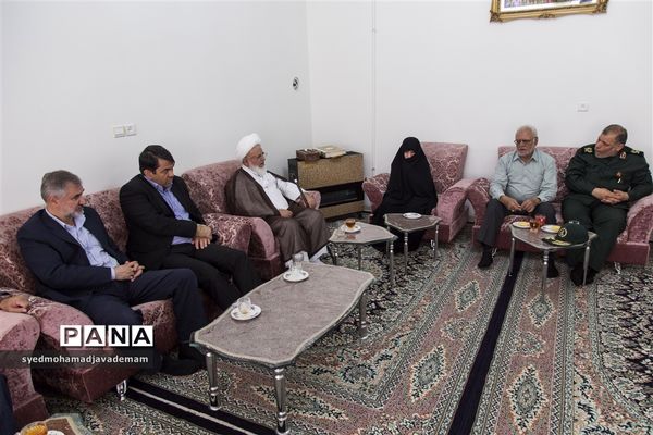 دیدار مسئولان استان یزد با خانواده های شهدا