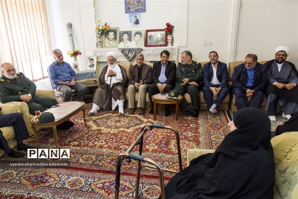 دیدار مسئولان استان یزد با خانواده های شهدا