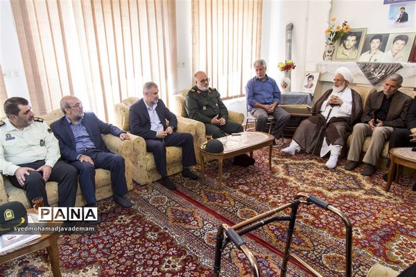 دیدار مسئولان استان یزد با خانواده های شهدا