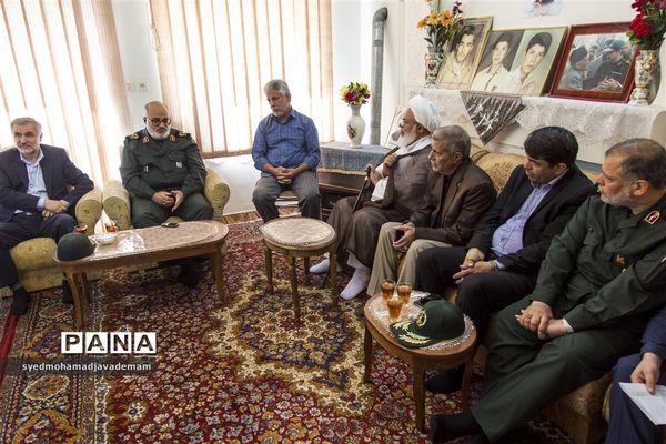 دیدار مسئولان استان یزد با خانواده های شهدا