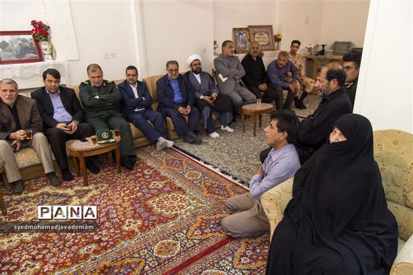 دیدار مسئولان استان یزد با خانواده های شهدا