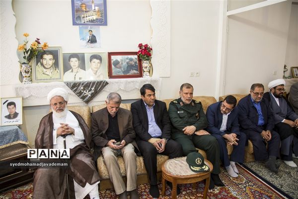 دیدار مسئولان استان یزد با خانواده های شهدا