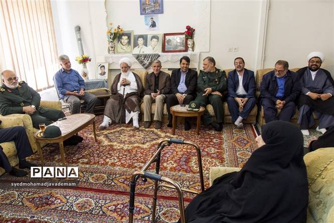 دیدار مسئولان استان یزد با خانواده های شهدا
