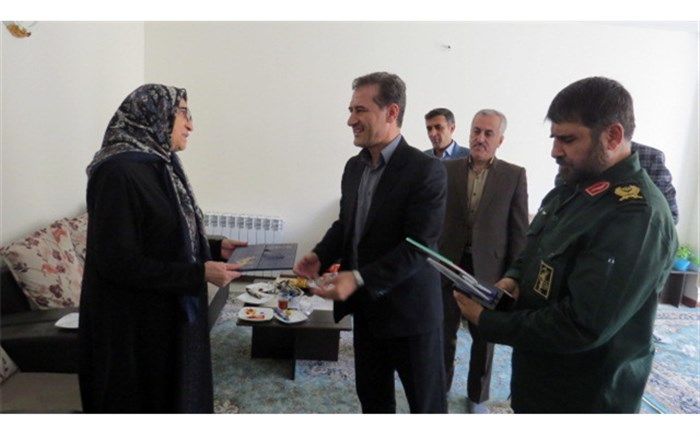 مدیرکل آموزش و پرورش کردستان با خانواده شهید فرهنگی دیدار کرد