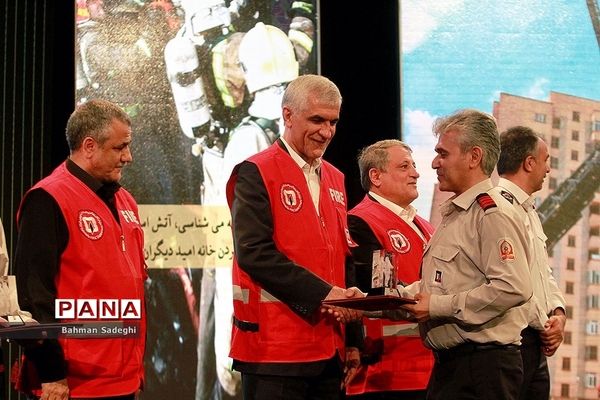 رونمایی از تجهیزات جدید سازمان آتش‌نشانی در برج میلاد