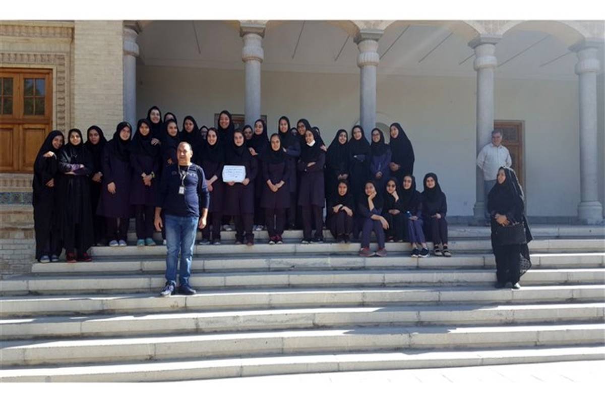 بازدید  دانش آموزان دبیرستان دخترانه فرزانگان حکیم زاده  از اماکن تاریخی یزد