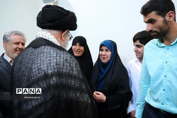 دیدار نویسنده و راوی کتاب «فرنگیس» با مقام معظم رهبری