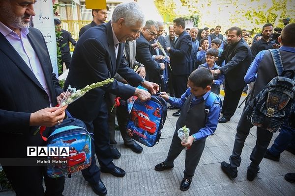 نواختن زنگ مهر در مدرسه ناشنوایان باغچه‌بان