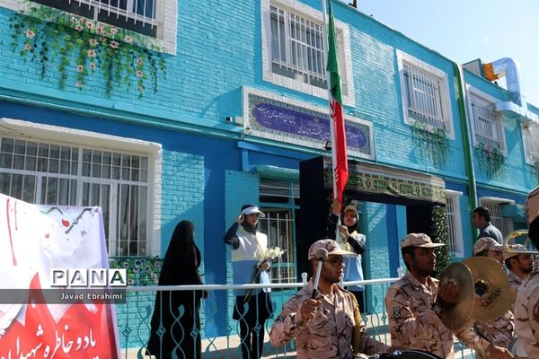 مراسم نواختن  زنگ  ایثار  و  مهر در دبیرستان هدی ناحیه شش مشهد