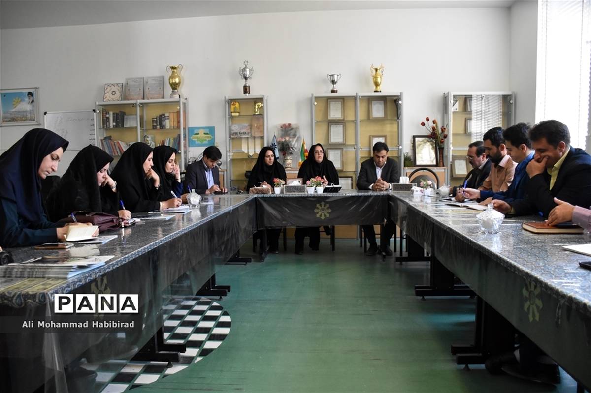 جلسه رابطین پژوهشی دبیرستان‌های استعدادهای درخشان دوره اول و دوم استان یزد با رئیس اداره استعدادهای درخشان