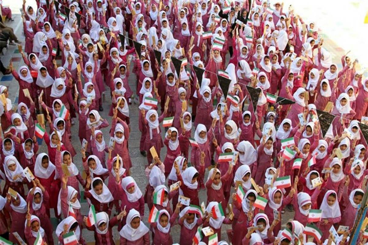 جشن عاطفه ها در مدارس  حاجی آباد برگزار شد