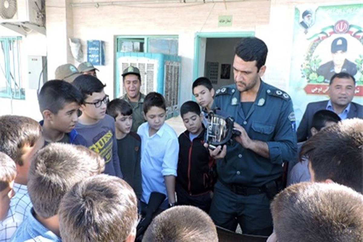 آشنایی دانش آموزان مراوه ای با تجهیزات نظامی پلیس