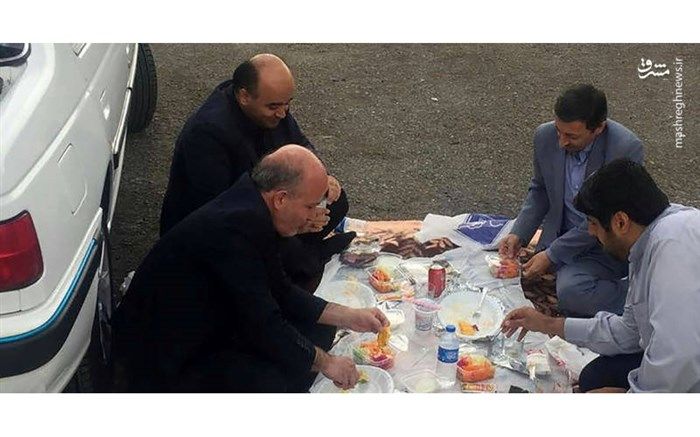 تصویر/ ناهار خوردن رئیس کمیته امداد در کنار جاده