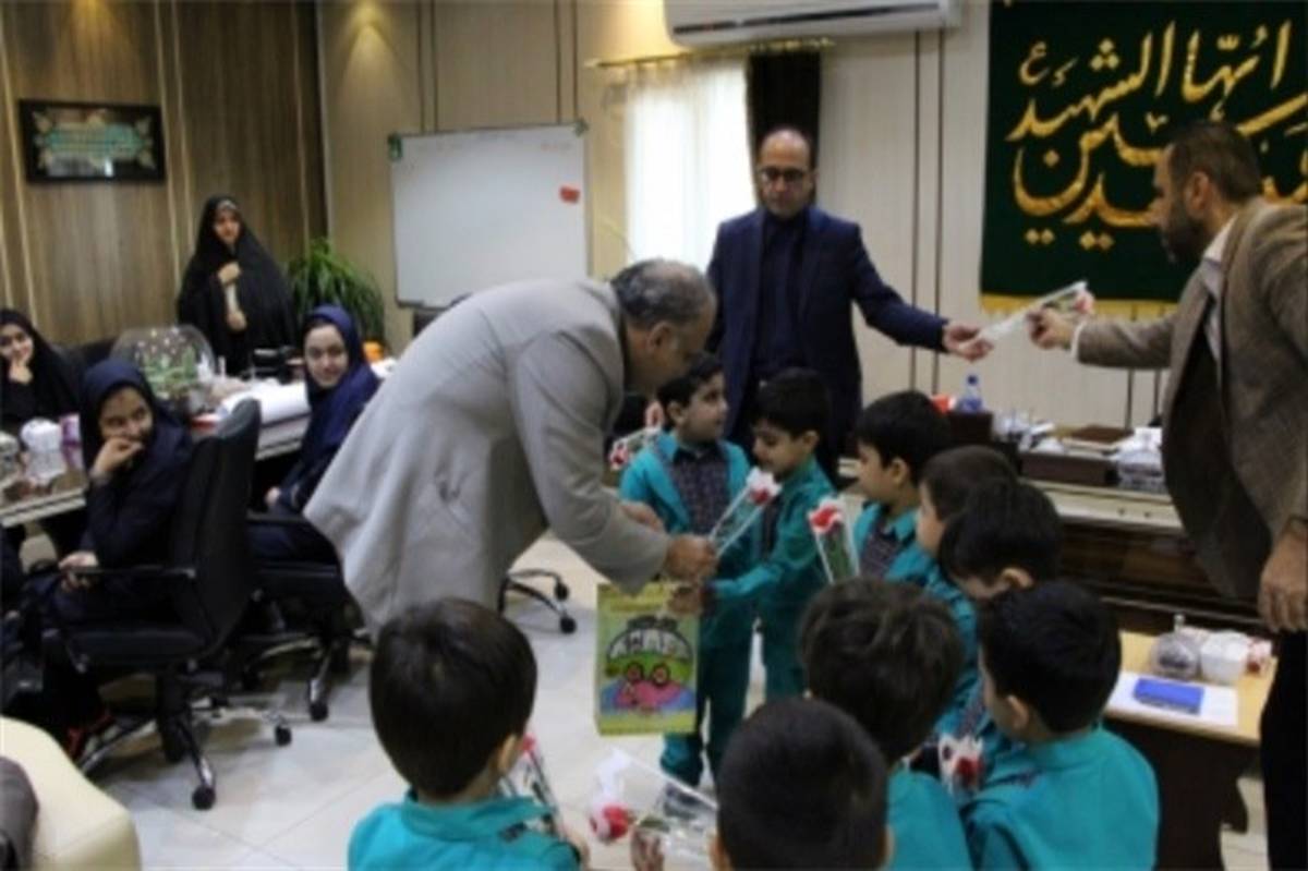 دیدار شهردار منطقه  بیست با  کودکان و دانش آموزان  واحدهای آموزشی