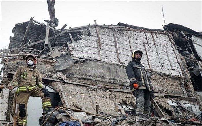 نجات دو کارگر افغان از زیر آوار یک ساختمان قدیمی