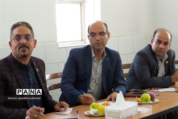 نشست مدیران مدارس استعدادهای درخشان استان یزد با رئیس و کارشناسان سمپاد