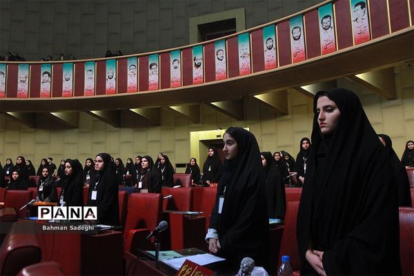 نخستین نشست نهمین دوره مجلس دانش‌آموزی