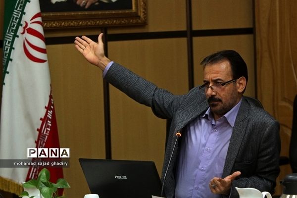 نشست نمایندگان مجلس دانش‌آموزی با مدیر‌کل آموزش و پرورش شهر تهران