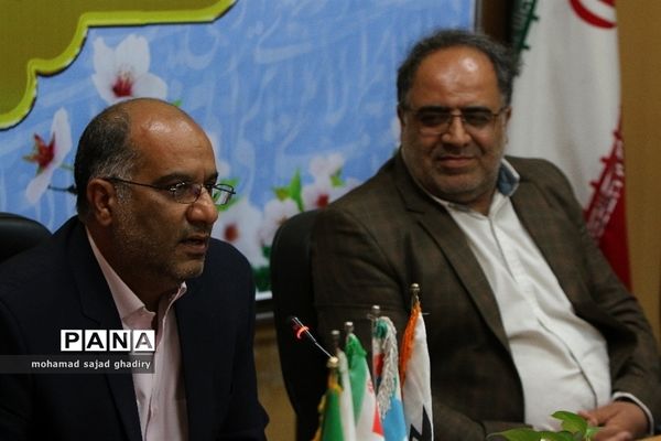 نشست نمایندگان مجلس دانش‌آموزی با مدیر‌کل آموزش و پرورش شهر تهران
