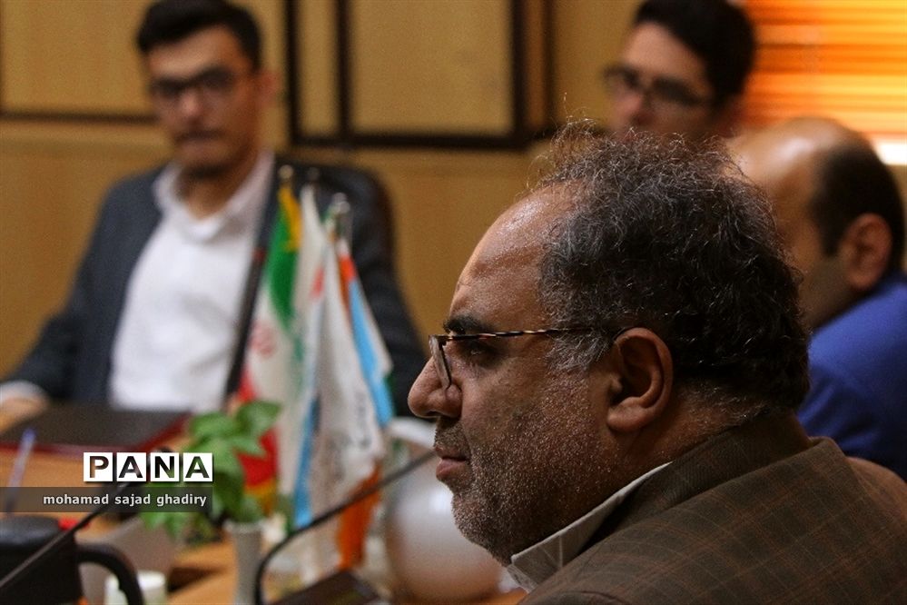 نشست نمایندگان مجلس دانش‌آموزی با مدیر‌کل آموزش و پرورش شهر تهران