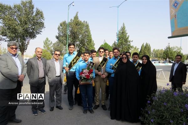 دیدار جمعی از مدال آوران و نخبگان مدارس  پسرانه تیزهوشان یزد با فرمانده نیروی انتظامی استان