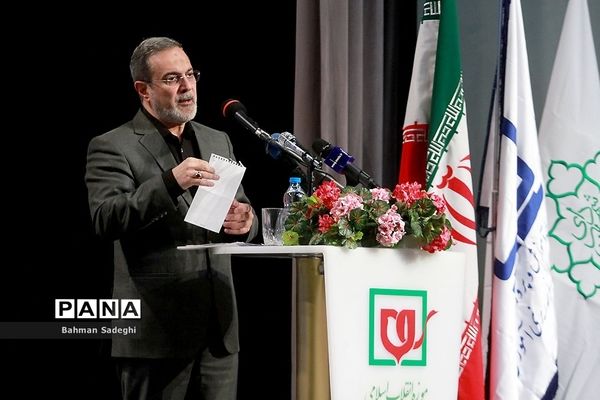 همایش تجلیل ازمؤلفان و پدیدآورندگان مواد و رسانه‌های آموزشی