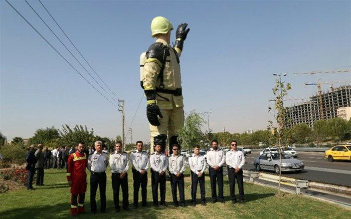 ترمیم مجسمه آتش‌نشان در غرب تهران