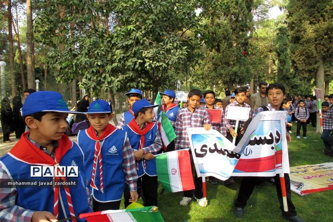 اجرای پیادهروی از «خانه تا مدرسه» به مناسبت هفته تربیت بدنی در نی ریز