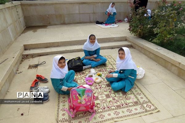 اجرای پیاده‌روی از «خانه تا مدرسه» به مناسبت هفته تربیت بدنی در نی ریز