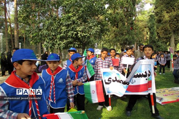 اجرای پیاده‌روی از «خانه تا مدرسه» به مناسبت هفته تربیت بدنی در نی ریز