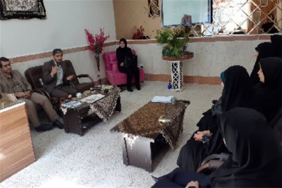 بازدید رئیس سازمان دانش آموزی استان همدان از مدرسه دخترانه شاهد اخوان