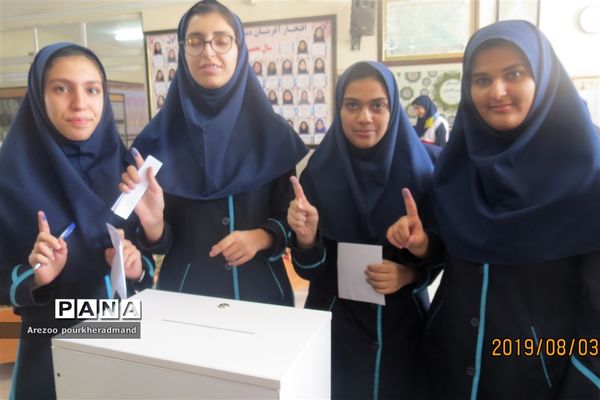 برگزاری انتخابات شورای دانش آموزی دبیرستان فرزانگان دوره اول ناحیه 2 یزد