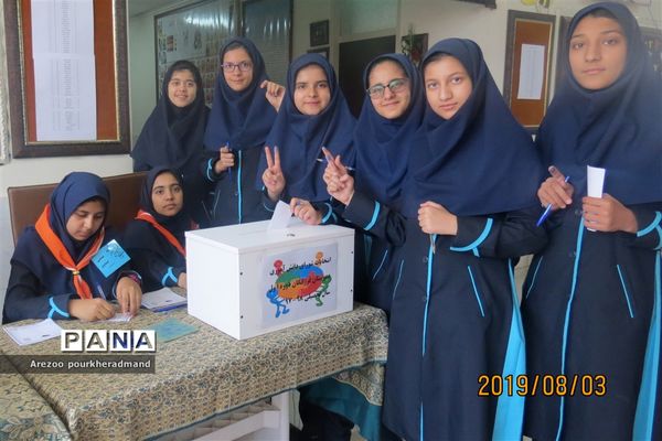 برگزاری انتخابات شورای دانش آموزی دبیرستان فرزانگان دوره اول ناحیه 2 یزد
