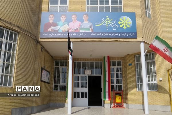 برپایی بازارچه فرهنگی کتاب در دبیرستان شهید صدوقی دوره اول ناحیه 2 یزد